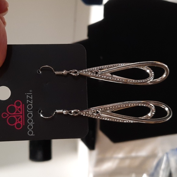 Stunning, that's what these earrings are bundle 5 for 30 or 1 for 10 - Picture 3 of 3